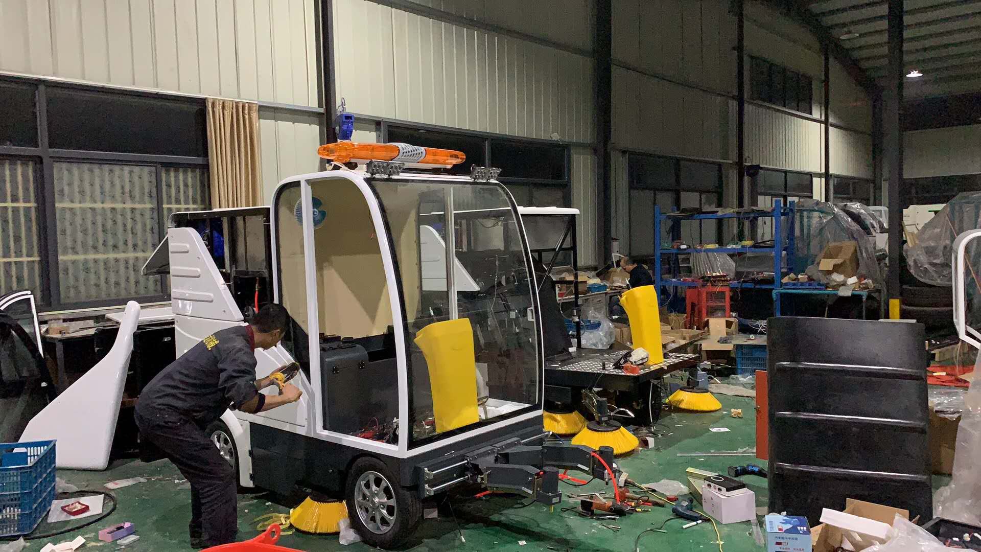 洁士AM2500TM电动四轮全封闭驾驶式扫地车/四轮全封闭驾驶式妖精视频APP官方下载/四轮全封闭驾驶式清扫车/四轮全封闭驾驶式清扫机/四轮全封闭驾驶式扫路机/四轮全封闭驾驶式扫路车