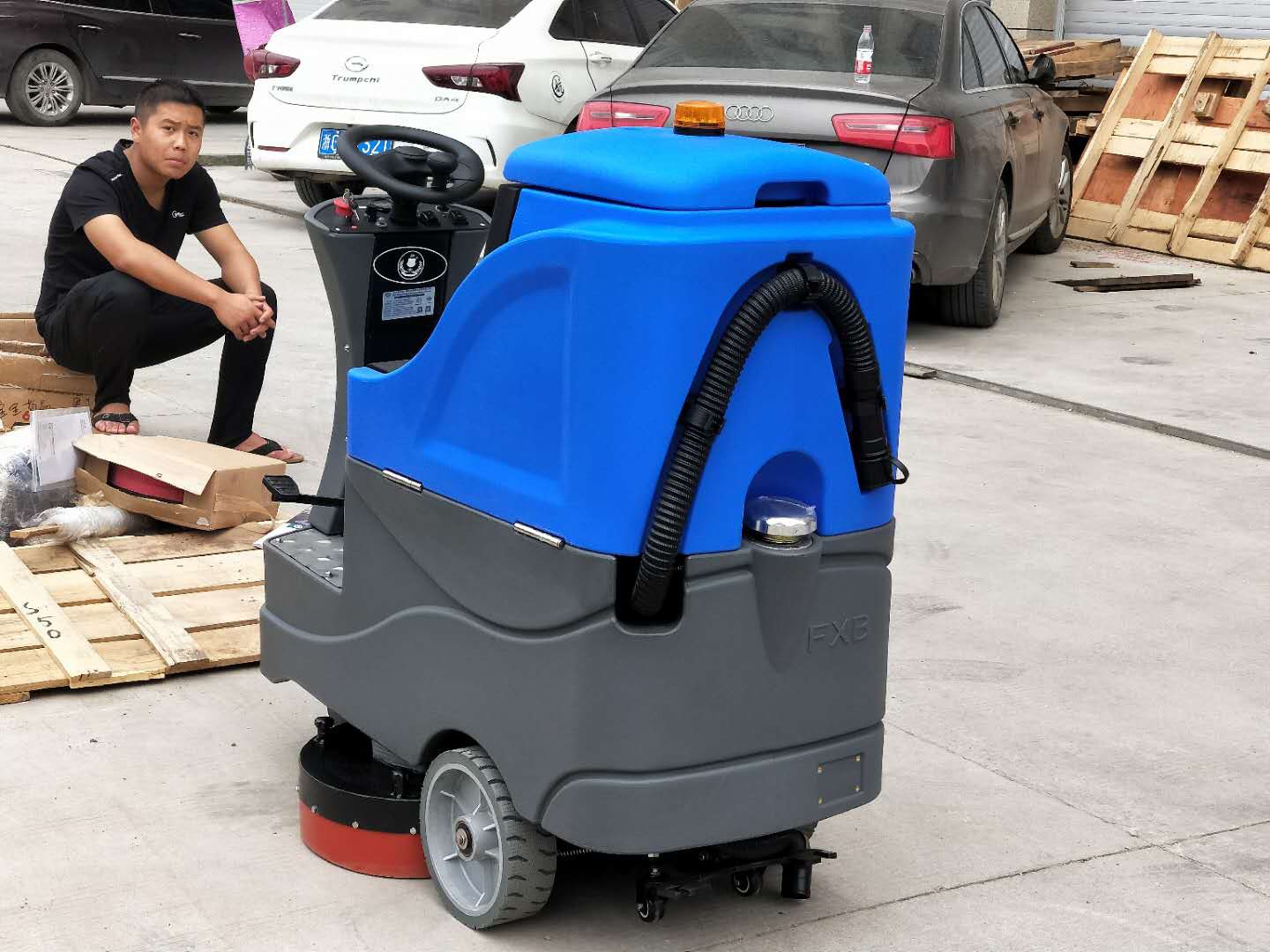 洁士M5B电动双刷驾驶式国产区人妖精品人妖精品视频/电动双刷驾驶式洗地吸干机