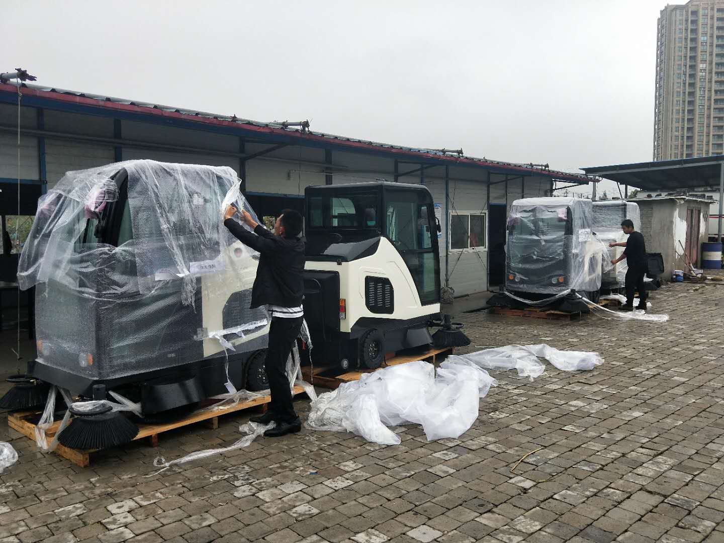 洁士AM1900TM全封闭驾驶式扫地车/AM1900TM电动全封闭驾驶式妖精视频APP官方下载(现场图)
