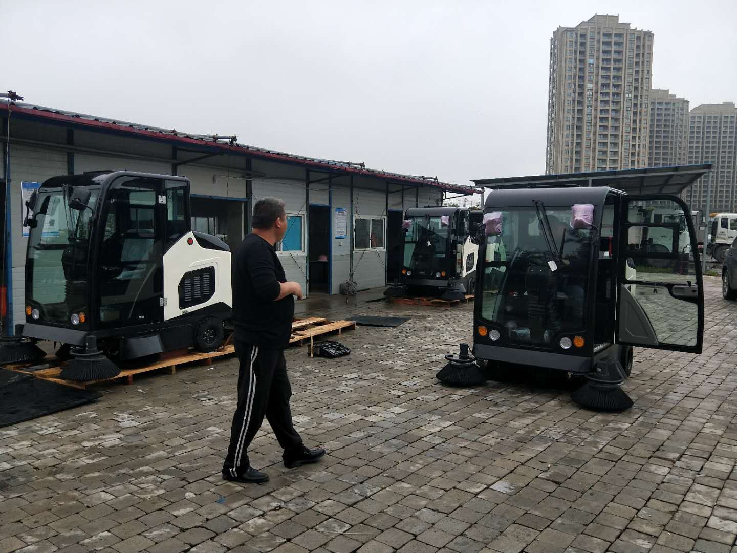 洁士AM1900TM全封闭驾驶式扫地车/AM1900TM电动全封闭驾驶式妖精视频APP官方下载(现场图)