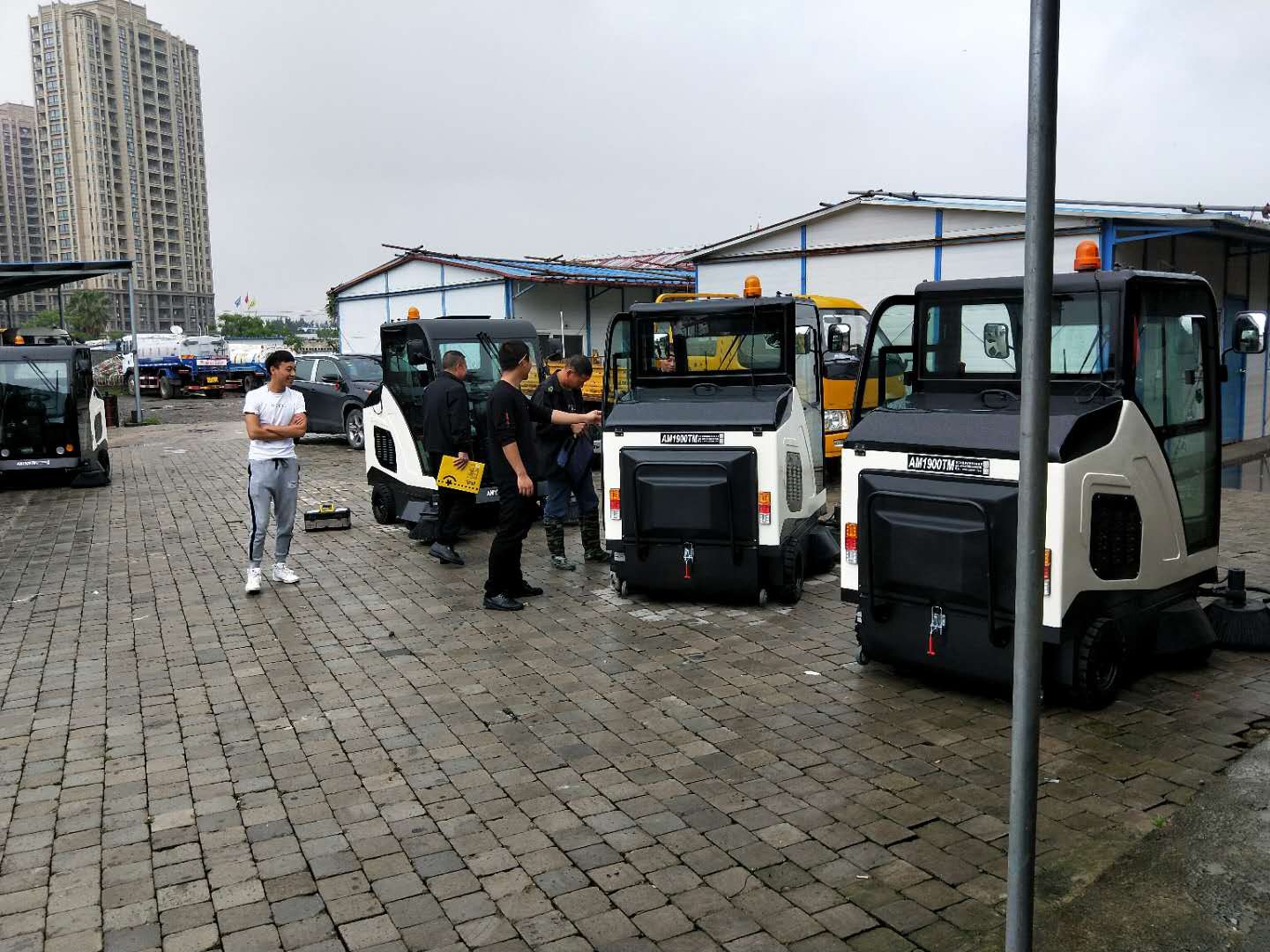 洁士AM1900TM全封闭驾驶式扫地车/AM1900TM电动全封闭驾驶式妖精视频APP官方下载(现场图)